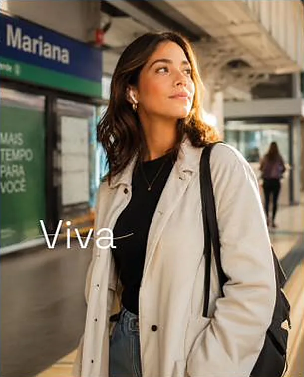Mulher jovem na Estação Vila Mariana, com a palavra Viva sobre a imagem