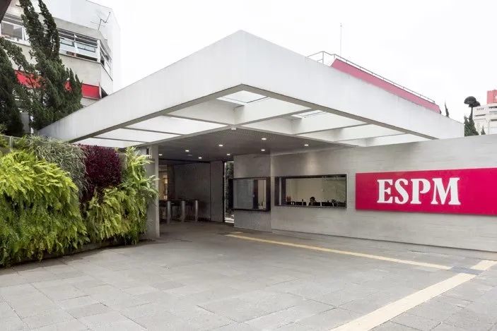 Entrada da ESPM na Vila Mariana, com marquise branca e jardim vertical